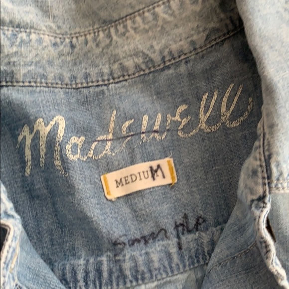 3/$10 🏷️ Madewell Chambray Button Down - Picture 2 of 3